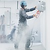 Так алмазным диском вырезают проем в стене.